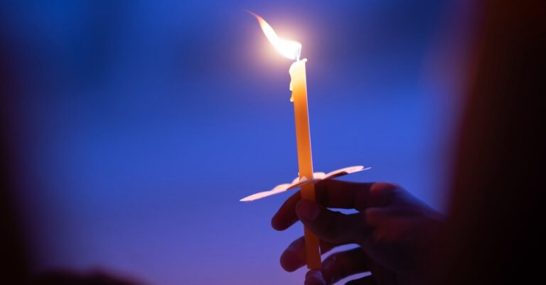 25 Prayer Prompts for a Heart Posture of Joy This Christmas - Holiday Extras!