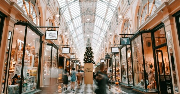 Navigate Holiday Spending in a Way That Honors the Lord - Christian Finances