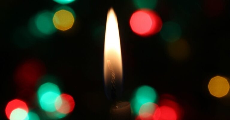 What Is the History behind the Christmas Candlelight Service? – Christmas and Advent What Is the History behind the Christmas Candlelight Service? - Christmas and Advent