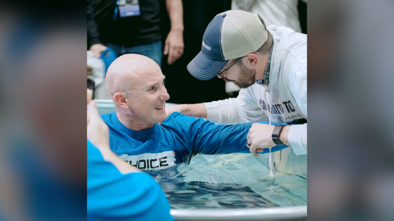 200+ Saved, Dozens Baptized at Roofer's Convention: 'Special Move of the Holy Spirit'