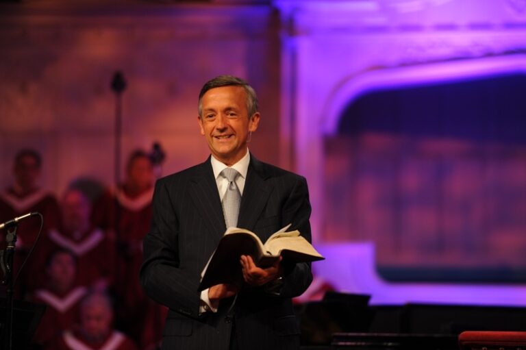 Robert Jeffress accepts NRB honor with call to faithfulness, warning: ‘None of us is immune’ to moral failure