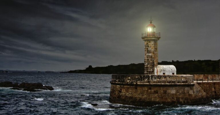 How to Be a Light in The Darkness Like Jesus