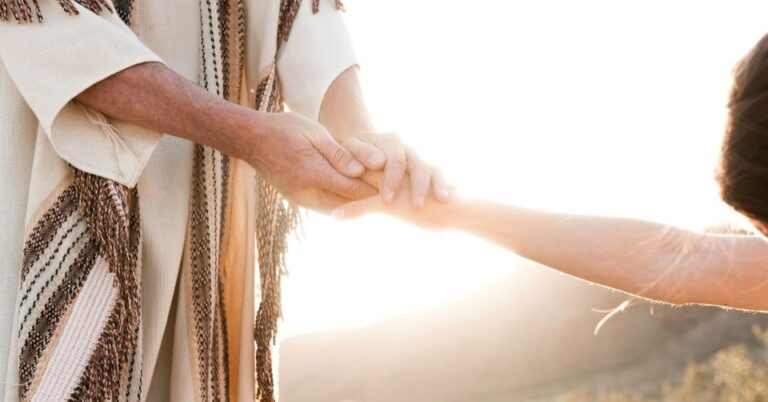 4 Lessons in Seeking God from the Woman Who Touched Jesus’ Robe – Bible Study 4 Lessons in Seeking God from the Woman Who Touched Jesus’ Robe - Bible Study