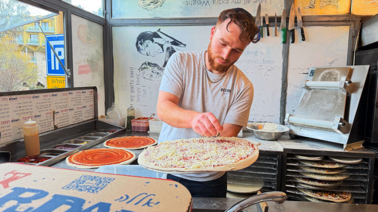 Love in Action: Pizza Restaurant Owner Delivers to Soldiers Throughout Israel, Including Front Lines