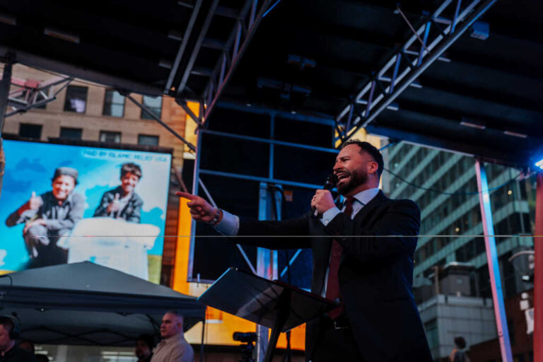 Pastor Holds Massive 'Unprecedented' Easter Service in Times Square as 600+ Choose Christ
