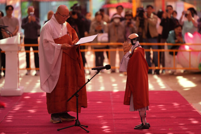 Humanoid Robot Takes Vows to Become a Buddhist Monk: 'The Era of Robots Has Arrived'