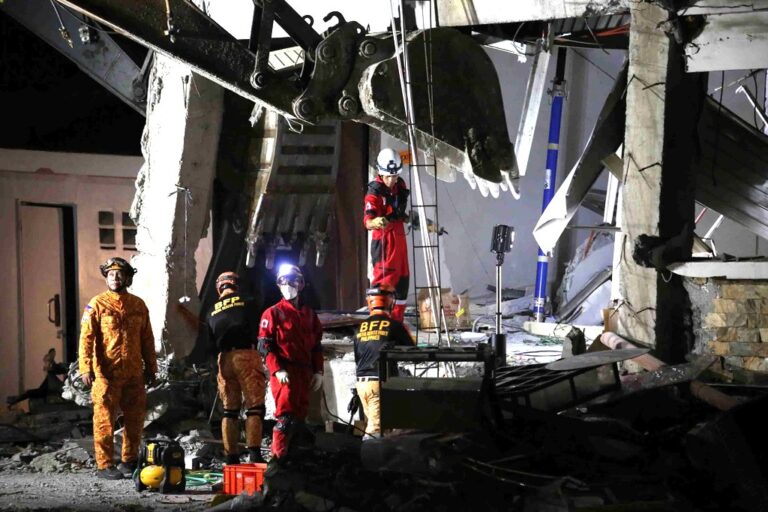32,000 People Displaced by Powerful Philippine Quake that Killed at least 37 32,000 People Displaced by Powerful Philippine Quake that Killed at least 37