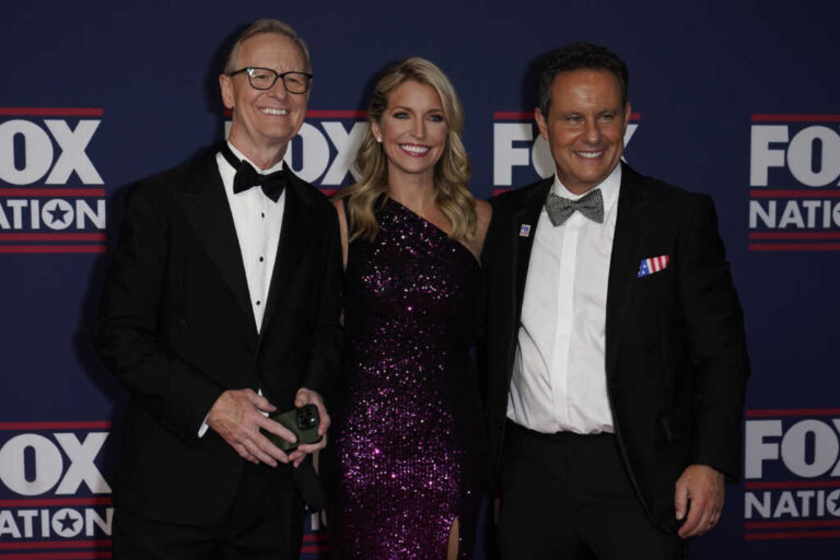 Ainsley Earhardt Teaches Kids to Love America and Our ‘God-Given Rights’ Ainsley Earhardt Teaches Kids to Love America and Our 'God-Given Rights'