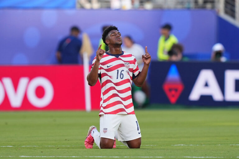 US Team Thanks God After Beating Bosnia-Herzegovina 2-0 to Keep Its World Cup Dreams Alive