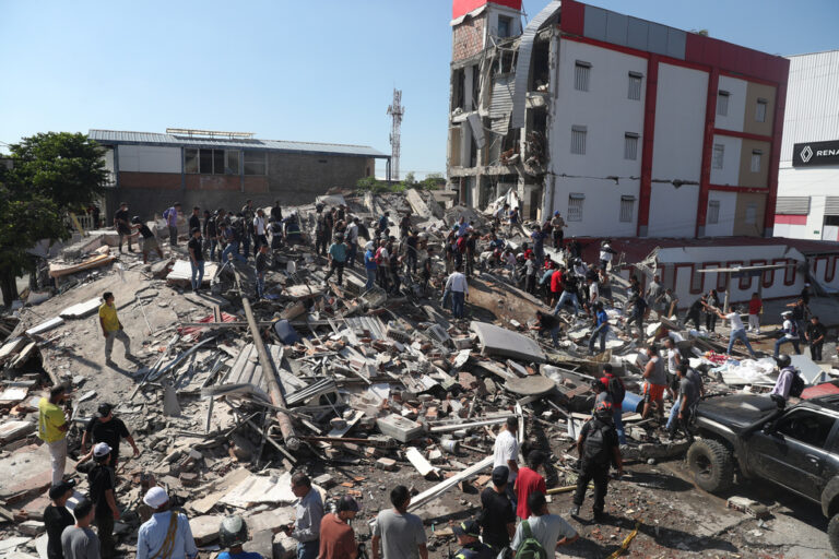 Magnitude 7.4 Quake Hits Western Colombia, Killing at Least 111 People